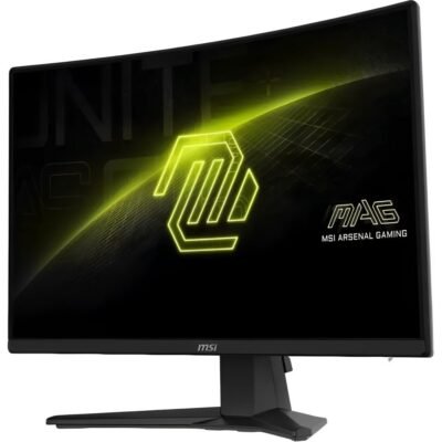 Monitor gamer curvo MSI MAG 242C de 24 pulgadas encendido, en una vista de 3/4 a la derecha, mostrando un fondo de pantalla con las especificaciones del producto.